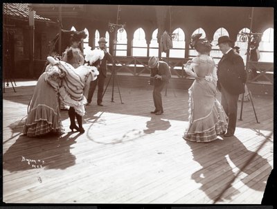 Cinq actrices en costume répétant sur le toit de ce qui est probablement le New York Theatre, New York, 1900 - Byron Company